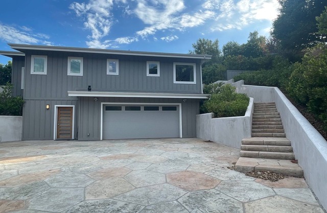 Charming 2-bedroom guest house in quiet neighborhood.