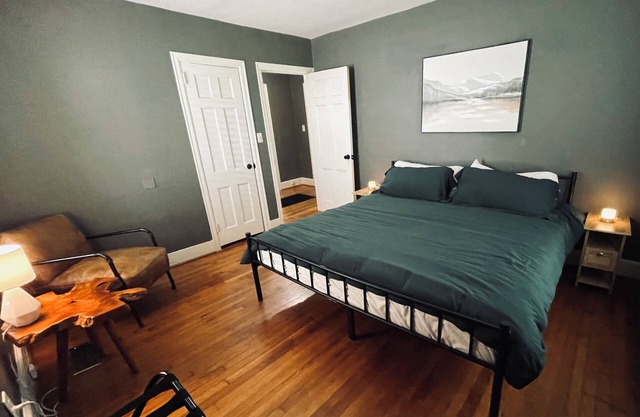 Charming 2-bedroom house in Historic Glen Iris! 5min to downtown, fenced yard!