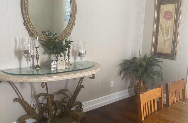 Charming 2-bedroom house with WiFi, AC in brilliant Greensburg