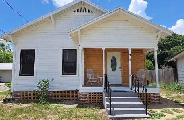 Charming 2-bedroom house in Downtown Lake Wales.