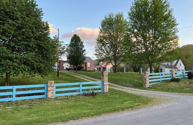 Charming 2-bedroom house with WiFi, AC in tranquil Rich Creek