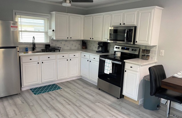 Charming 2-bedroom house with dock,AC, and Wifi.Enjoy kayaking 2 min from beach,
