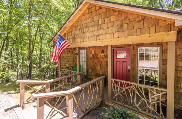 Charming 2-bedroom house with WiFi, AC in peaceful Cleveland
