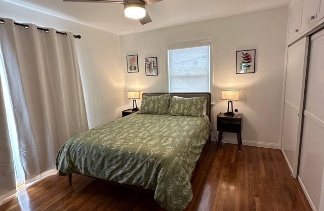Charming 2-bedroom house in Point Loma California with Garage and Enclosed Yard