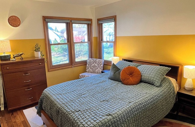 Charming 2-bedroom home away from home in Oshkosh