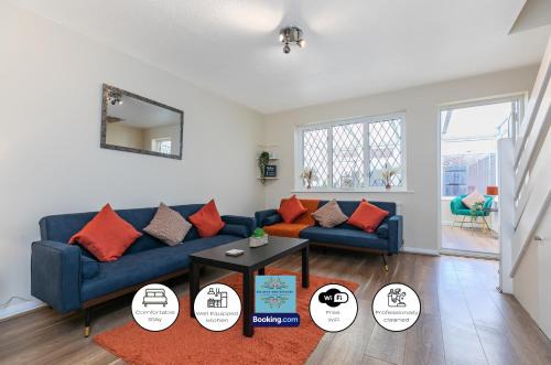 Charming 2-Bedroom House By Escape & Estates Short Lets & Serviced Accommodation Uxbridge With Private Garden & Parking