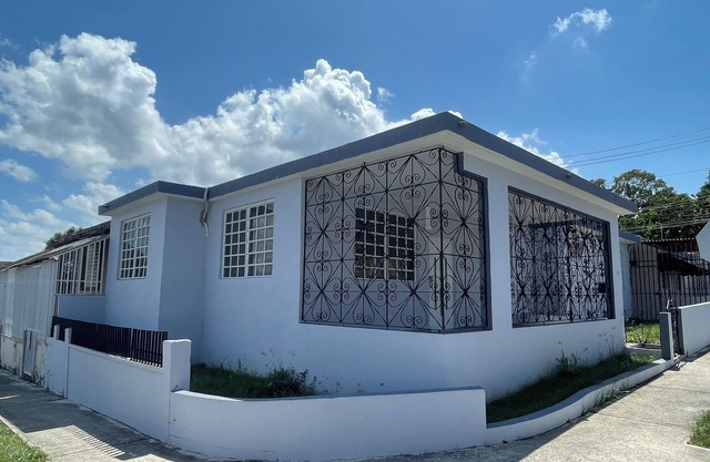 Charming 2-bedroom House with WiFi, AC in San Juan