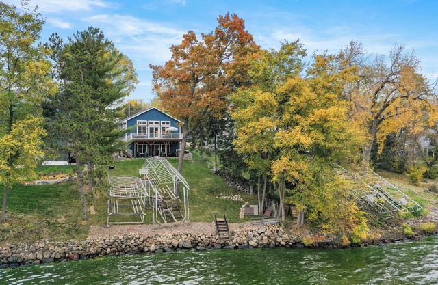 Charming 2-bedroom house Lake Home with wifi and all the amenities!