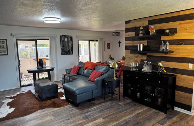Charming 2-bedroom house in amazing Palm Bay with WiFi, AC