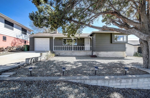 Charming 2-bedroom house in lovely Prescott with screened in sitting room.