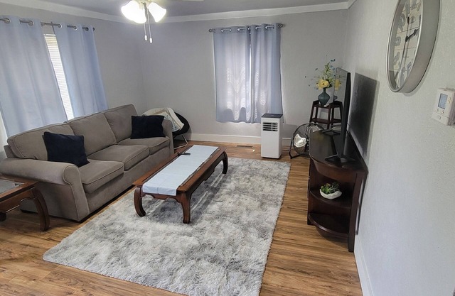 Charming 2-bedroom house with AC, WiFi in gorgeous Sandusky close to Cedar Point