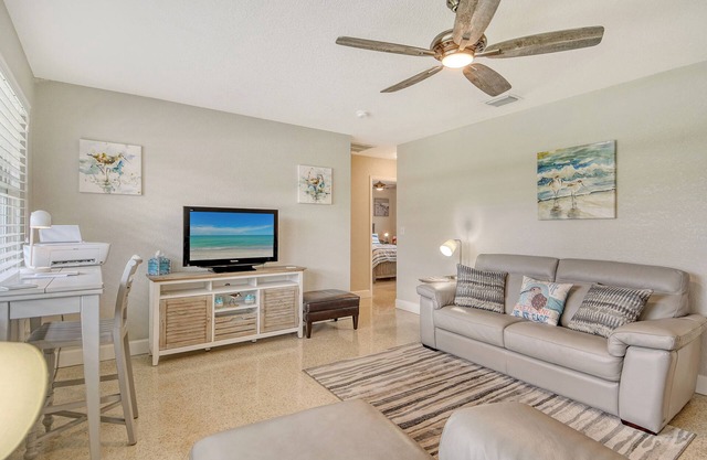 Charming 2-bedroom house with AC in Sarasota