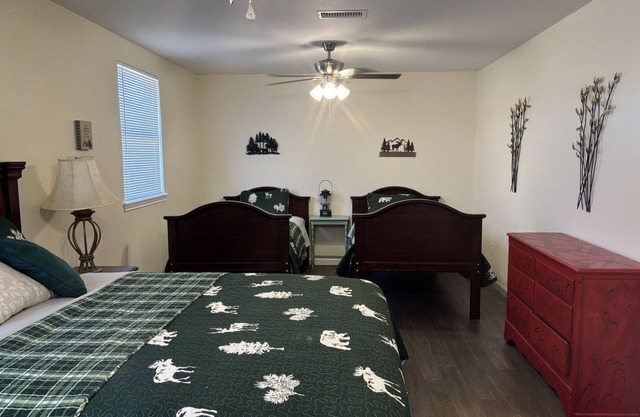 Charming 2 bedroom house with WiFi, Central heat/air, covered parking in Abilene