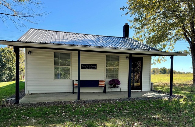 Charming 2-bedroom house minutes from Green River Lake! Free parking & WiFi
