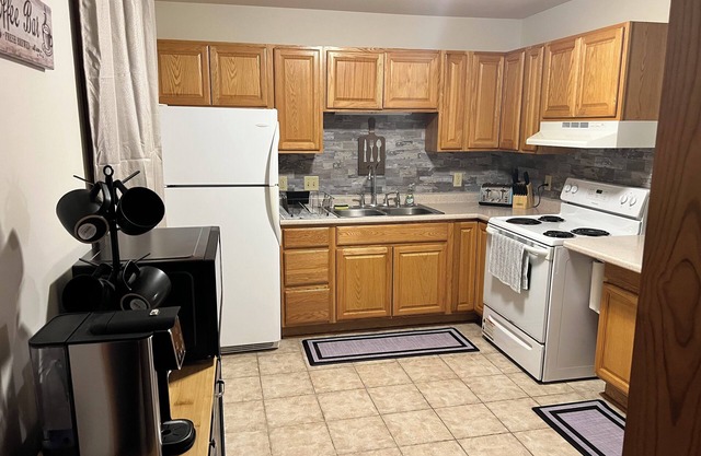 Charming 2-bedroom house close to airport and downtown with many amenities