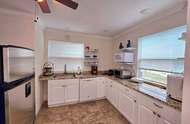 Charming 2-bedroom house with POOL in delightful Nokomis-ONLY 3 MILES FROM BEACH