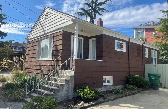 Charming 2-bedroom house with AC, WiFi in amazing Seattle