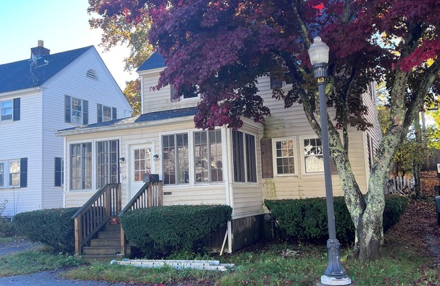 Charming 2-bedroom house in small-town neighborhood