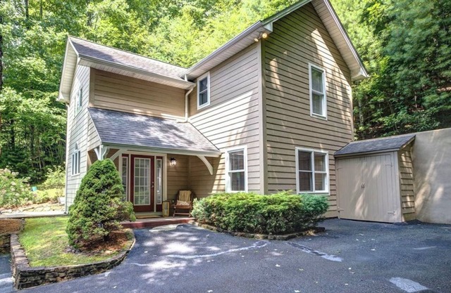 Charming 2-bedroom house with WiFi, AC in marvelous Boone
