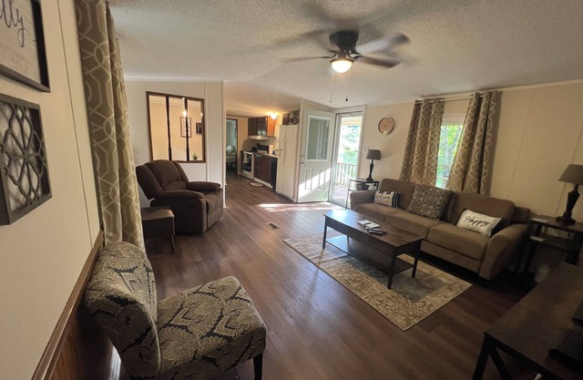 Charming 2-bedroom house with WiFi, AC in fabulous Galax