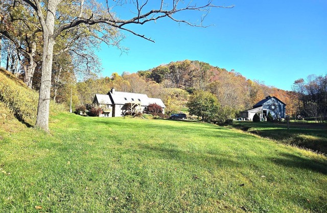 Charming 2-bedroom house on working farm in Salem, West Virginia,