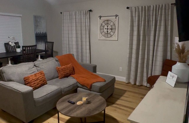 Charming 2-bedroom house with WiFi, AC in fantastic Tampa