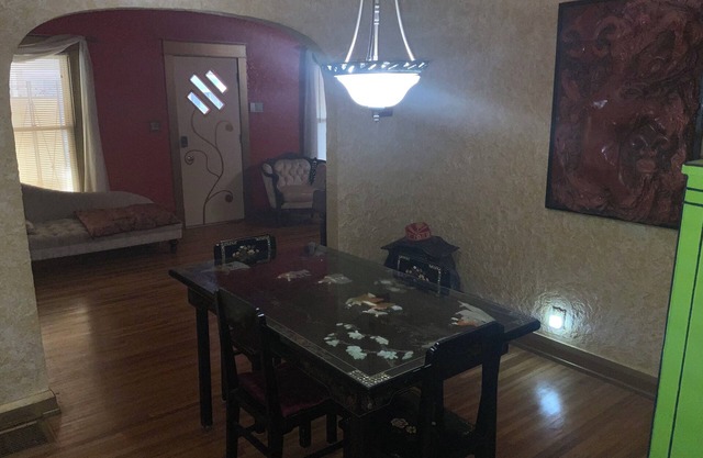 Charming 2-bedroom house with fitness room and AC in Toledo