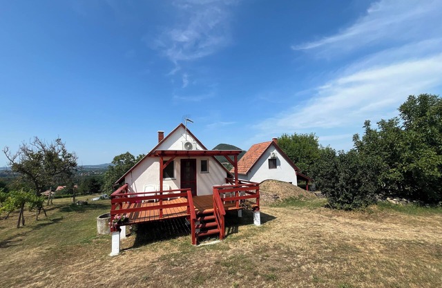 Charming 2-bedroom cottage with WiFi, AC in beautiful Nemesgulács