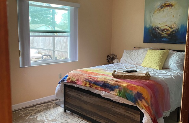 Charming 1-bedroom in the hidden gem of Cocoa Florida with WiFi, AC, and Pool.