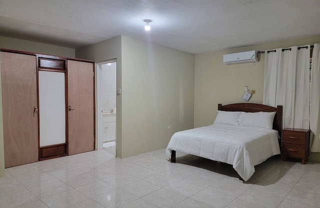 Charming 2-bedroom with AC and WiFi in Pleasant Montego Bay