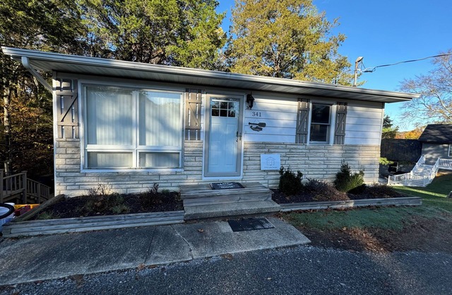 Charming 2-bedroom Lake House in Marion with WiFi and AC
