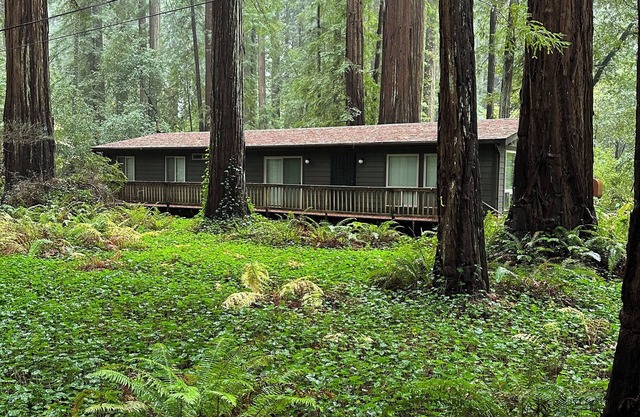 Charming 2-bedroom house in Redway near the Redwoods.