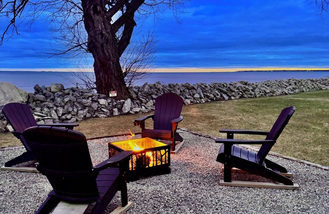 Charming 2-bedroom Oconto Waterfront Cabin! Pier, Free Kayaks! Dogs welcome!