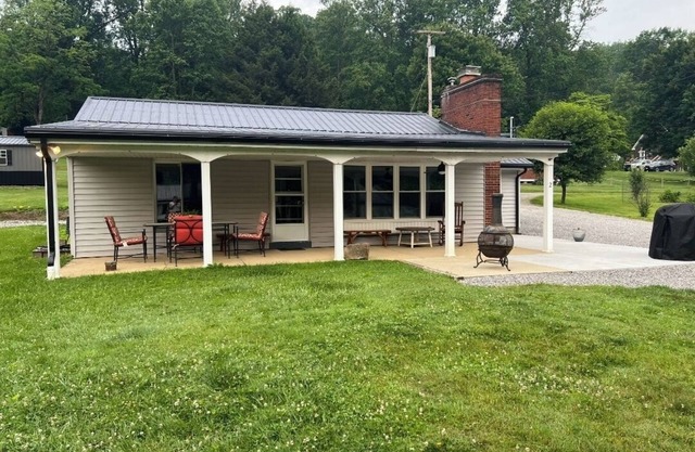 Charming 2-bedroom river house in East Brady with dock access.