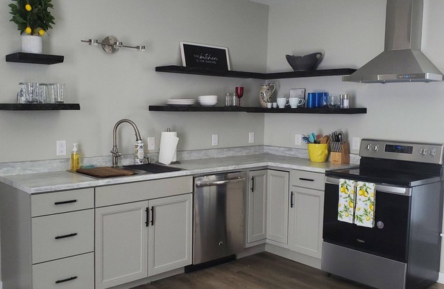 Charming 2-bedroom, sofa bed, apartment with AC, WiFi in peaceful Bangor
