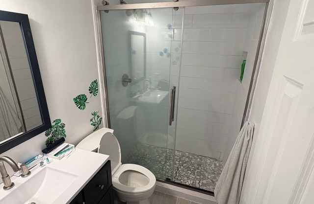 Charming 2-bedroom townhome with WiFi, AC in superb Charleston.