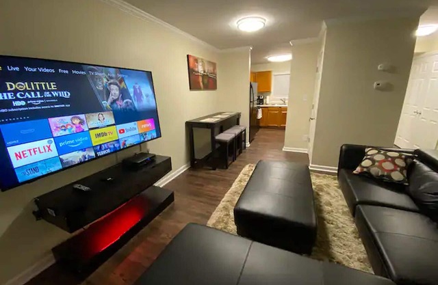 Charming 2-bedroom townhome with WiFi, AC in Greensboro Big screen Smart TVs