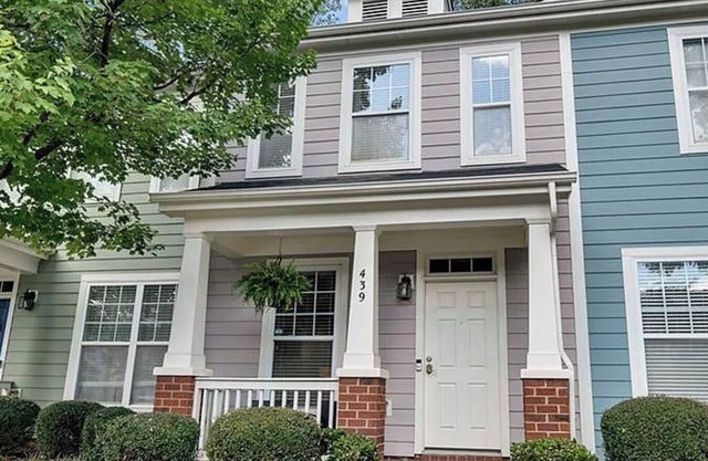 Charming 2 bedroom townhome, on greenway & walking distance to stadiums/uptown