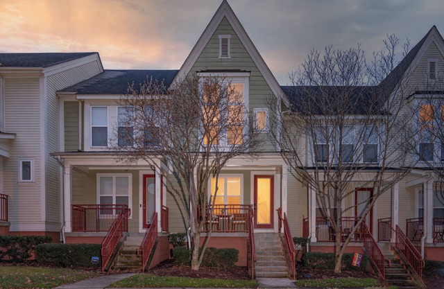 Charming 2-bedroom townhome In the Heart of all that Charlotte has to offer.