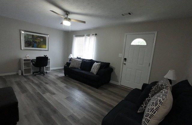 Charming 2-bedroom townhome with WiFi, AC in fabulous Jonesboro