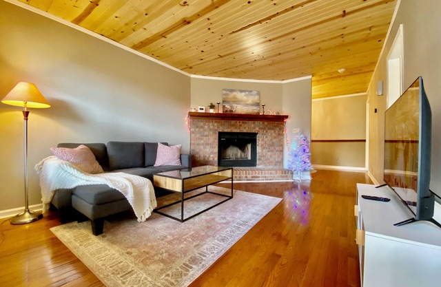 Charming 2-bedroom Townhouse in Kennesaw with Single Floor Layout