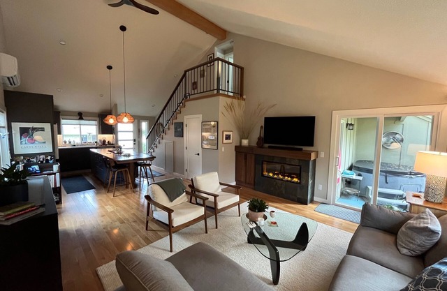 Charming 2-bedroom townhome in serene Ashland with hot tub and fireplace