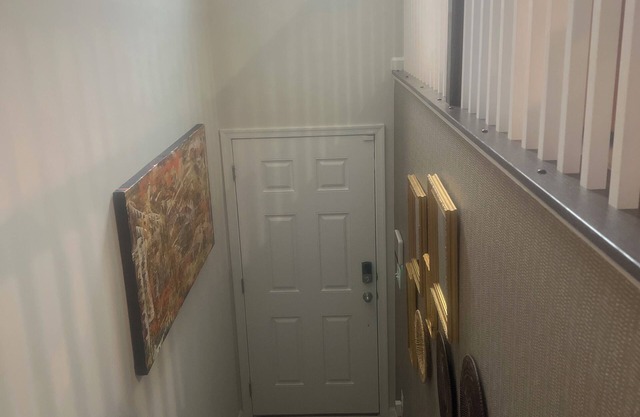 Charming 2-bedroom townhome in Laurel with WiFi and AC