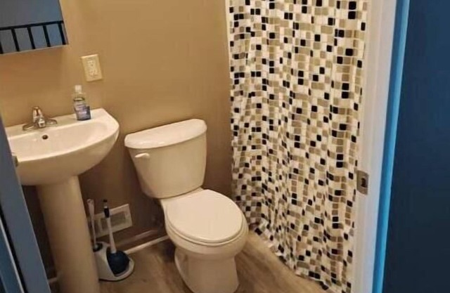 Charming 2-bedroom townhome in Normal with WiFi and AC
