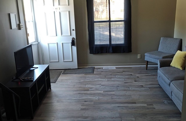 Charming 2-bedroom townhome in fabulous Normal with WiFi, AC