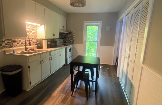 Charming 2-bedroom upstairs apartment in lovely Chardon with AC