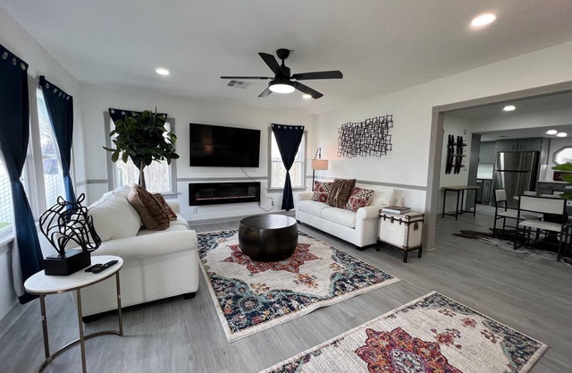 Charming 2-bedroom House w/ AC near Downtown Bakersfield!