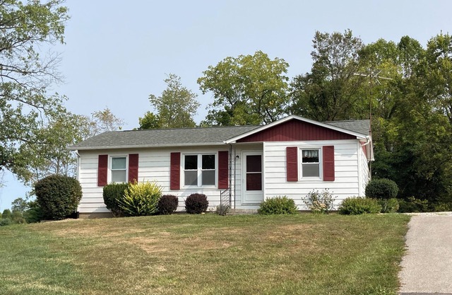 Charming 2-bedroom house with WiFi, AC in brilliant Bloomington