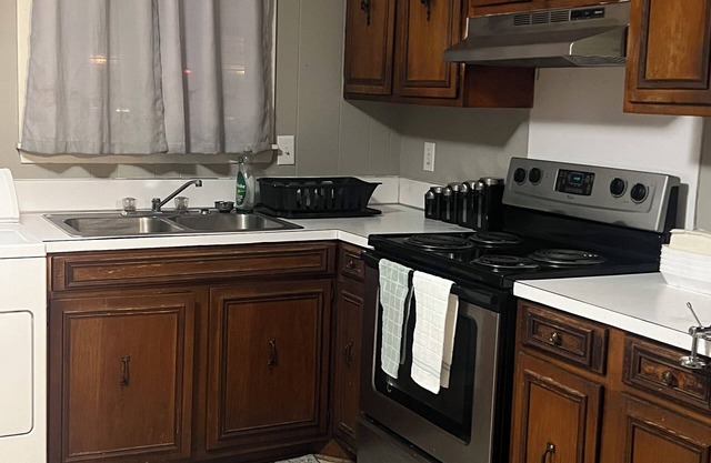Charming 2-bedroom apartment with free WiFi centrally located in Blytheville.