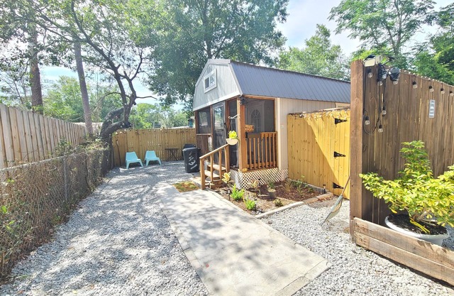 Charming 2 bedroom tiny barn with WiFi and AC in quaint Casselberry
